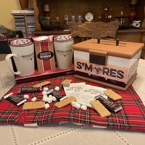 Hershey’s S’mores carrying caddie with 2 Hershey’s hot cocoa mugs.
